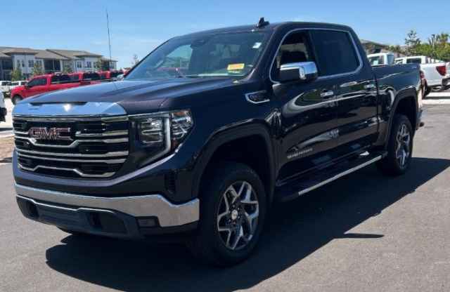 2024 GMC Sierra 2500HD 4WD Crew Cab 159" AT4, P21964, Photo 1