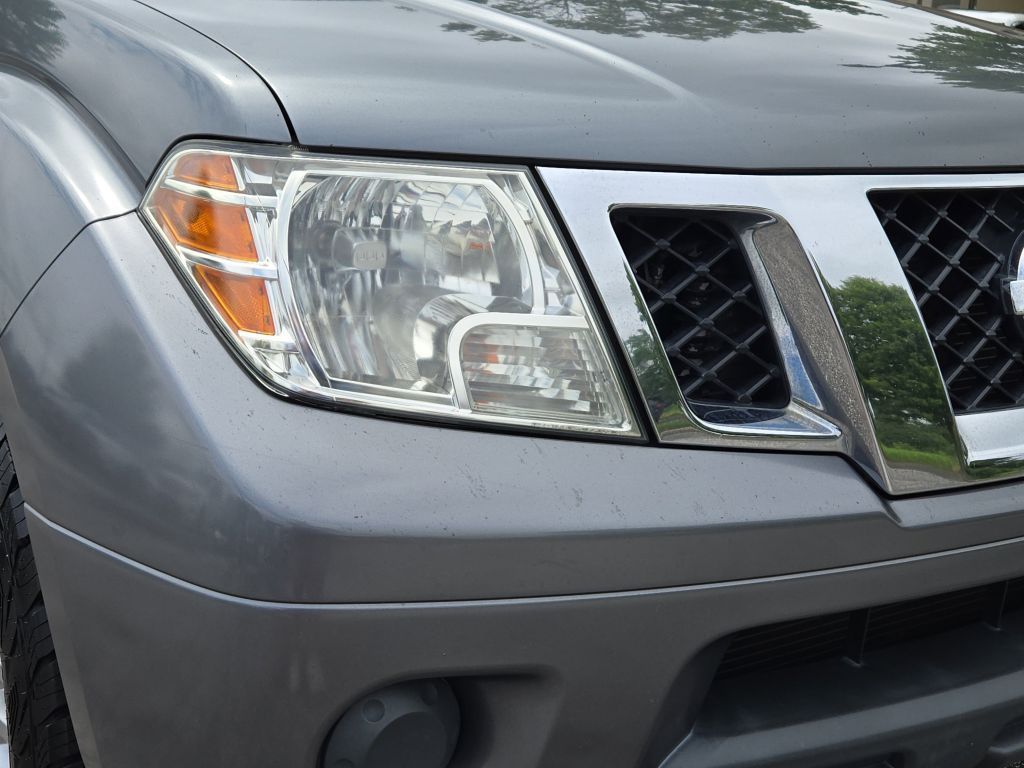 2017 Nissan Frontier SV photo 3