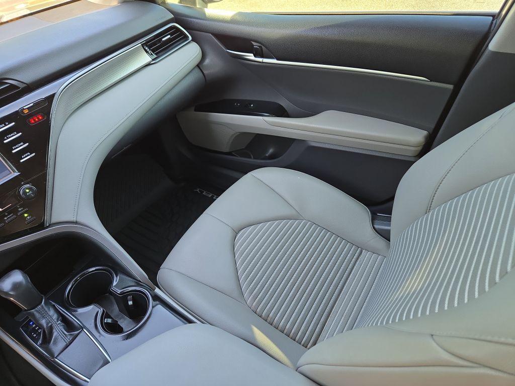 2019 Toyota Camry SE photo 16