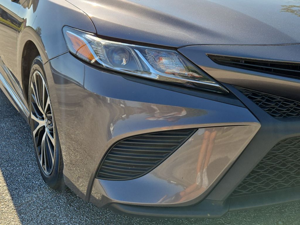 2019 Toyota Camry SE photo 3