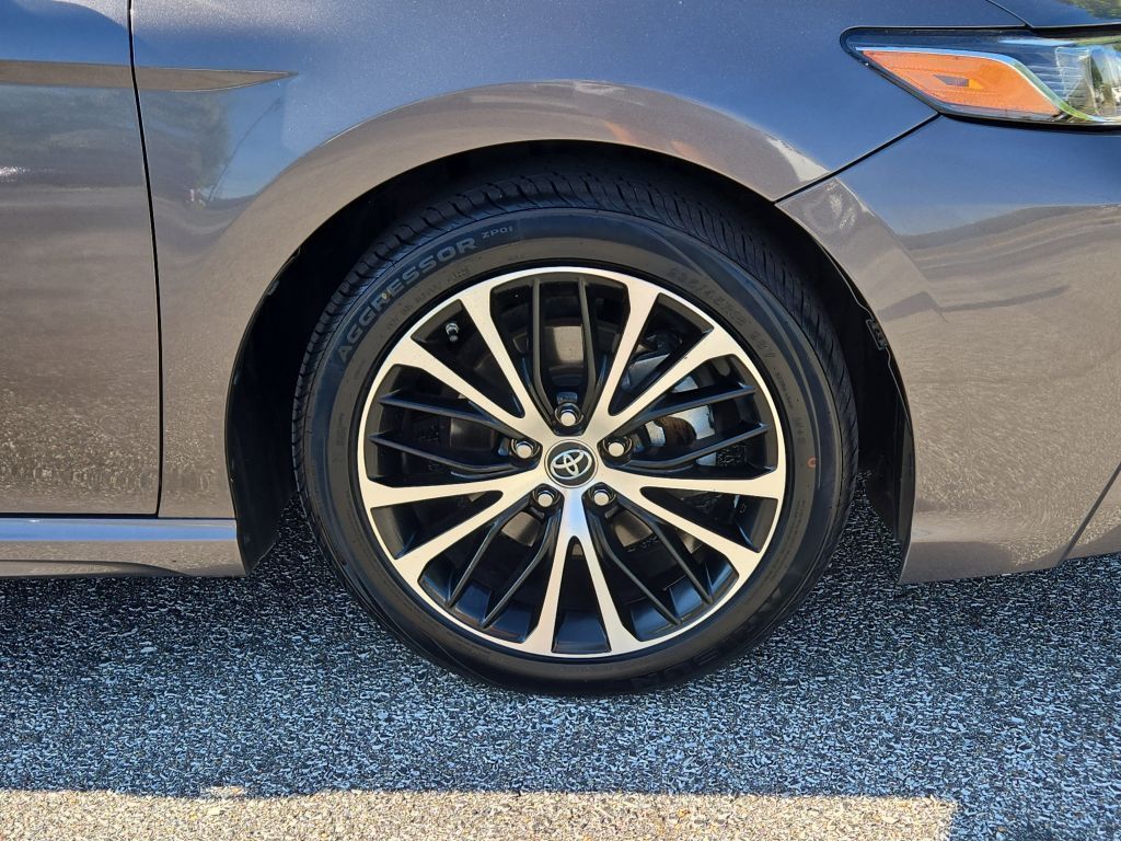 2019 Toyota Camry SE photo 4