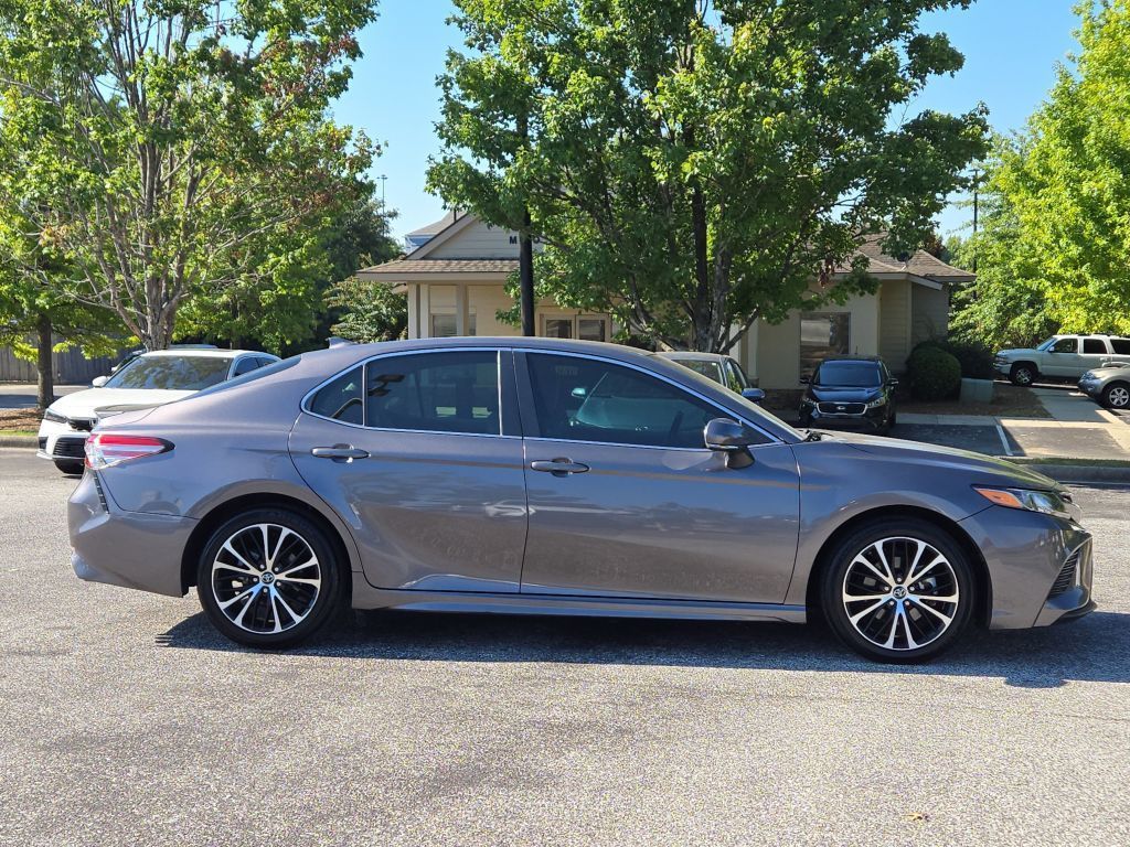 2019 Toyota Camry SE photo 6
