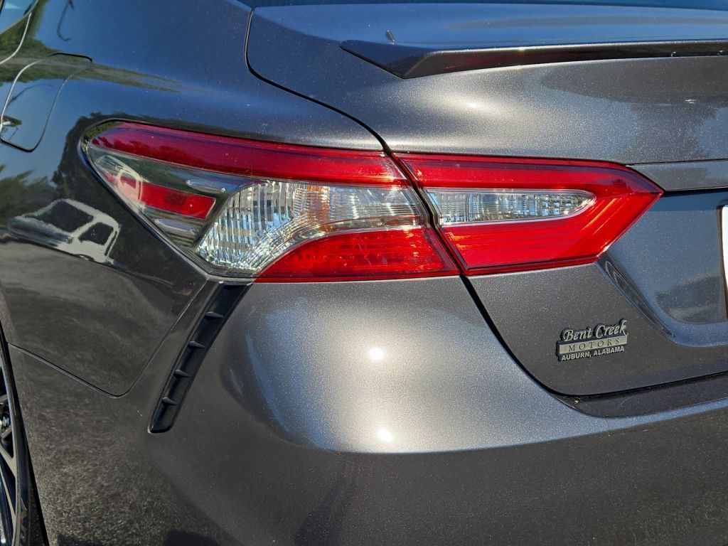 2019 Toyota Camry SE photo 9