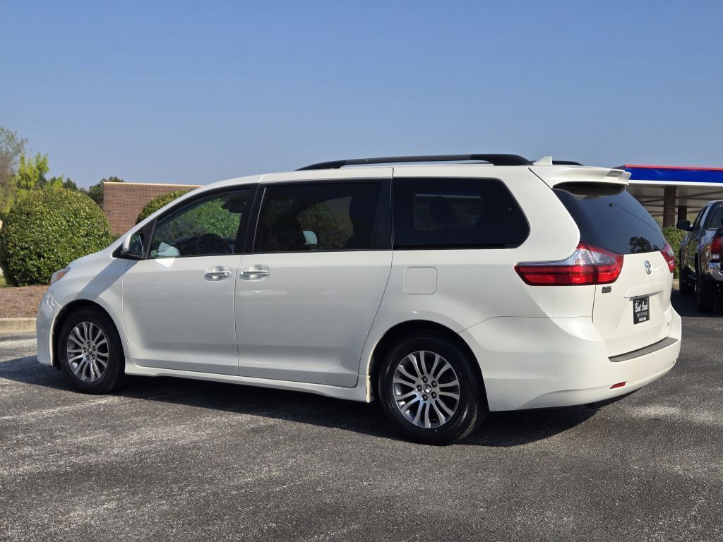 2020 Toyota Sienna XLE, 046890, Photo