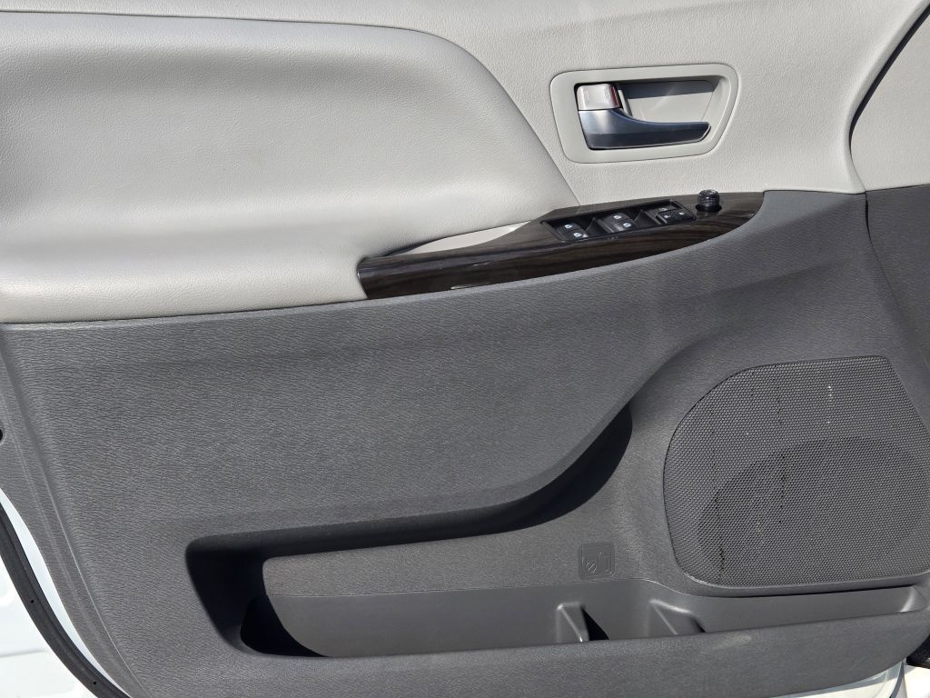 2020 Toyota Sienna XLE, 046890, Photo