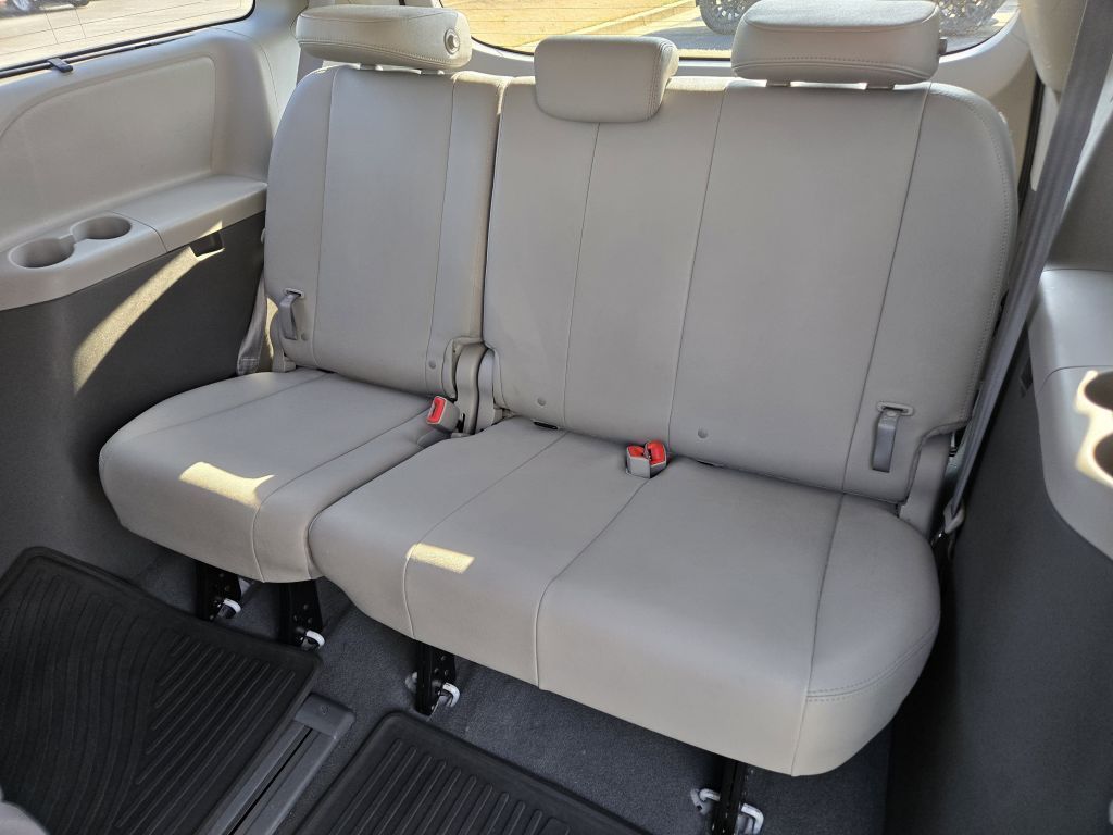 2020 Toyota Sienna XLE, 046890, Photo