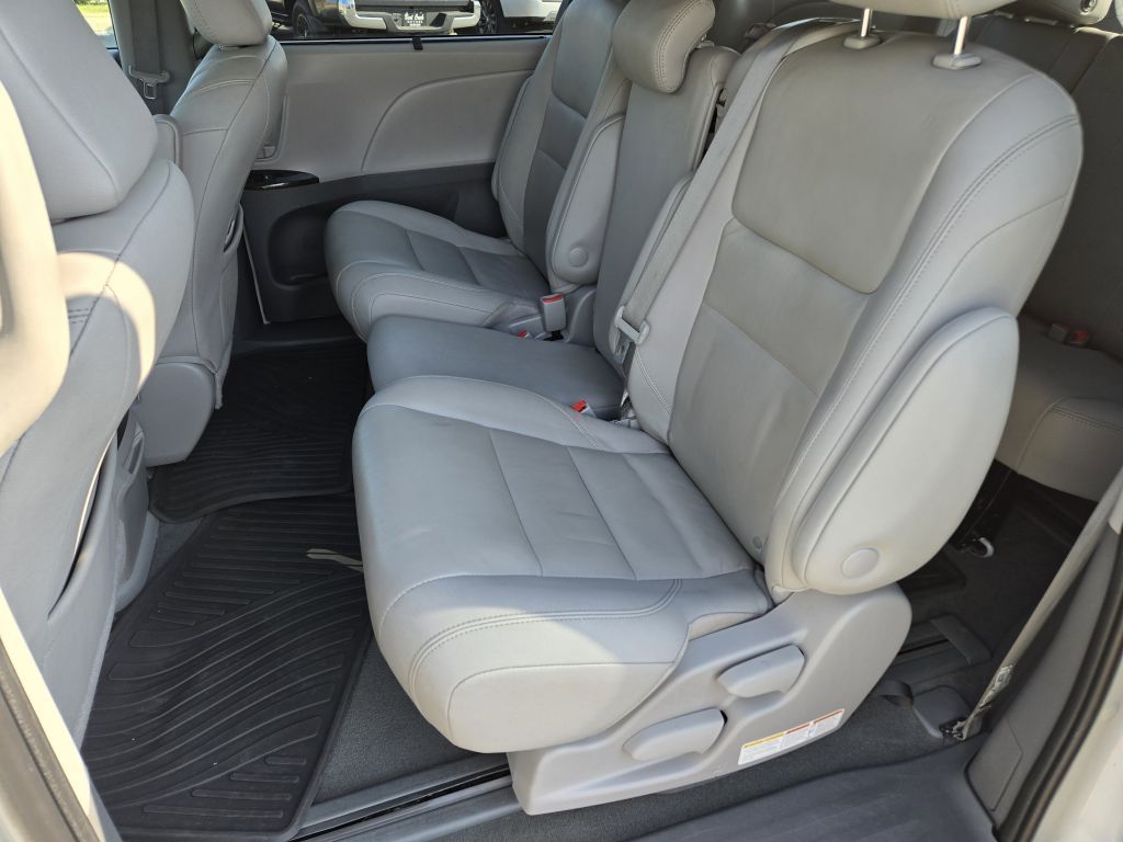 2020 Toyota Sienna XLE, 046890, Photo