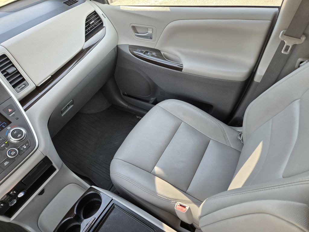 2020 Toyota Sienna XLE, 046890, Photo