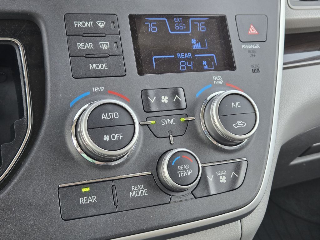 2020 Toyota Sienna XLE, 046890, Photo