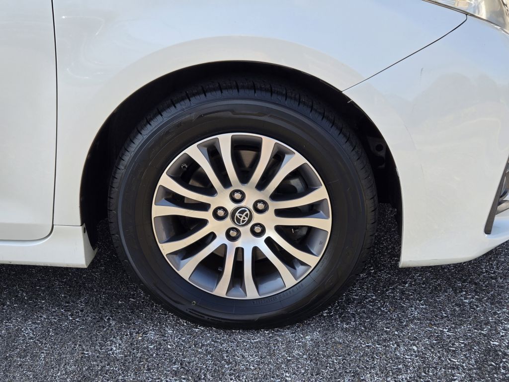2020 Toyota Sienna XLE, 046890, Photo