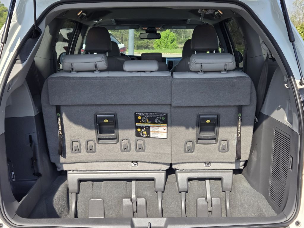 2020 Toyota Sienna XLE, 046890, Photo