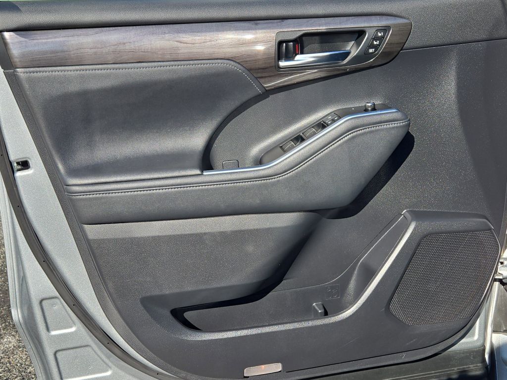 2021 Toyota Highlander Limited photo 13