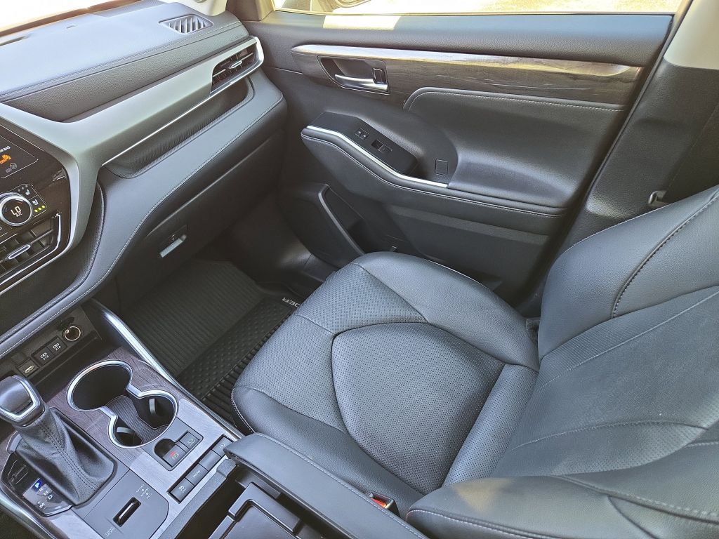 2021 Toyota Highlander Limited photo 19