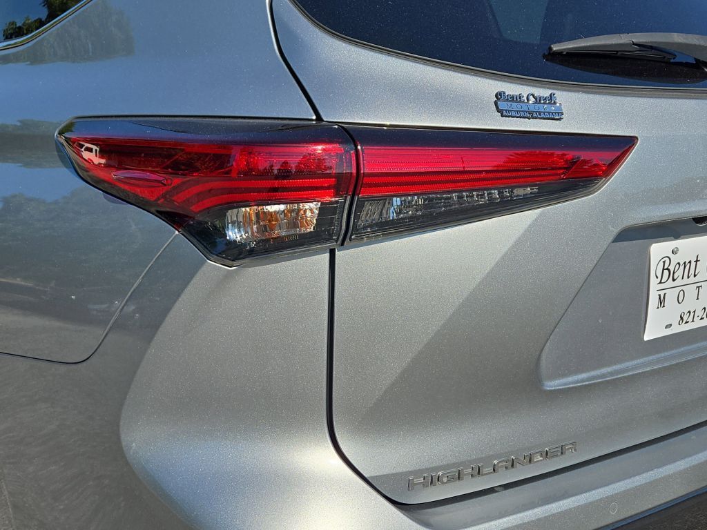 2021 Toyota Highlander Limited photo 9