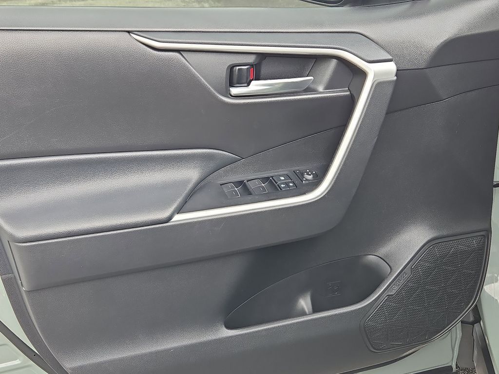 2022 Toyota RAV4 XLE photo 10