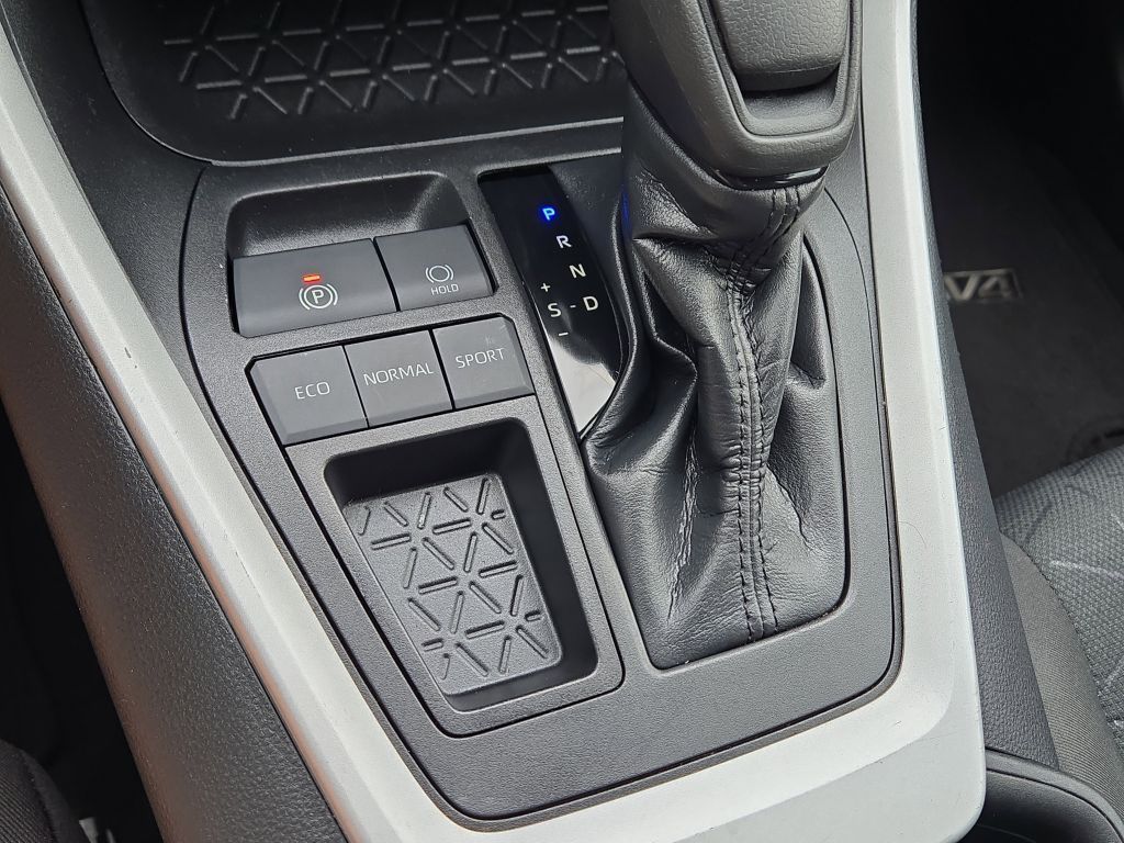 2022 Toyota RAV4 XLE photo 23