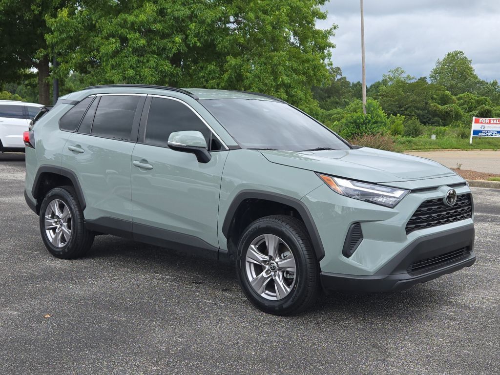 2022 Toyota RAV4 XLE photo 2