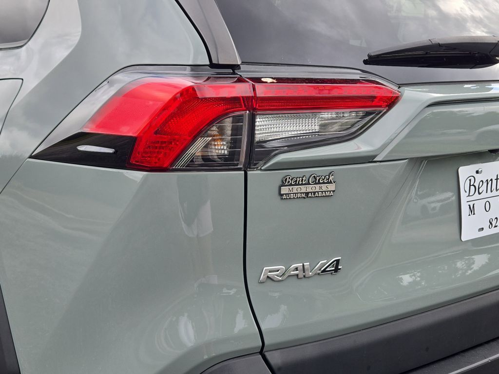 2022 Toyota RAV4 XLE photo 6