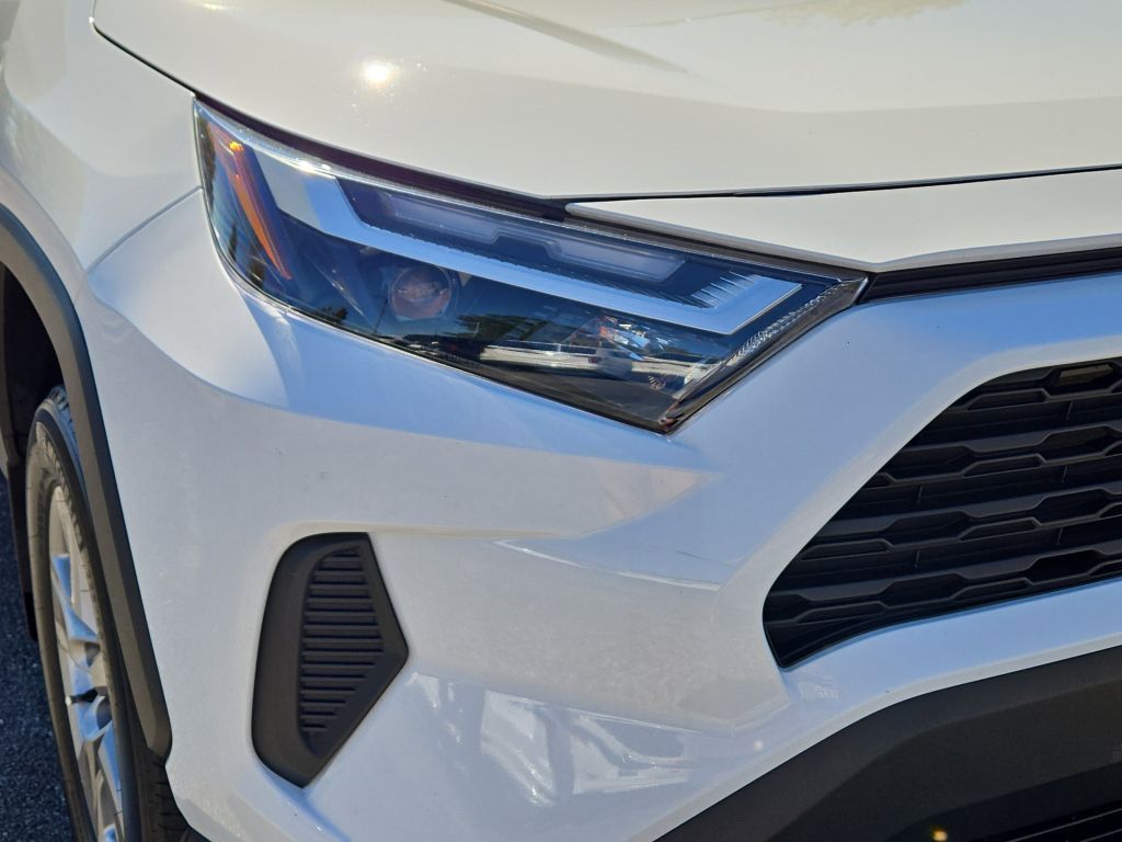 2022 Toyota RAV4 XLE photo 3