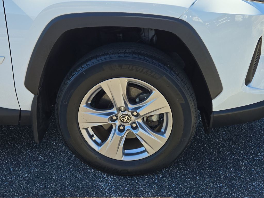 2022 Toyota RAV4 XLE photo 4