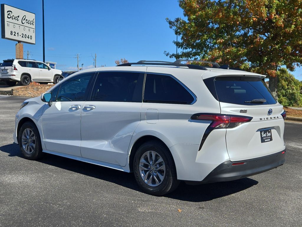 2022 Toyota Sienna XLE, 110988, Photo