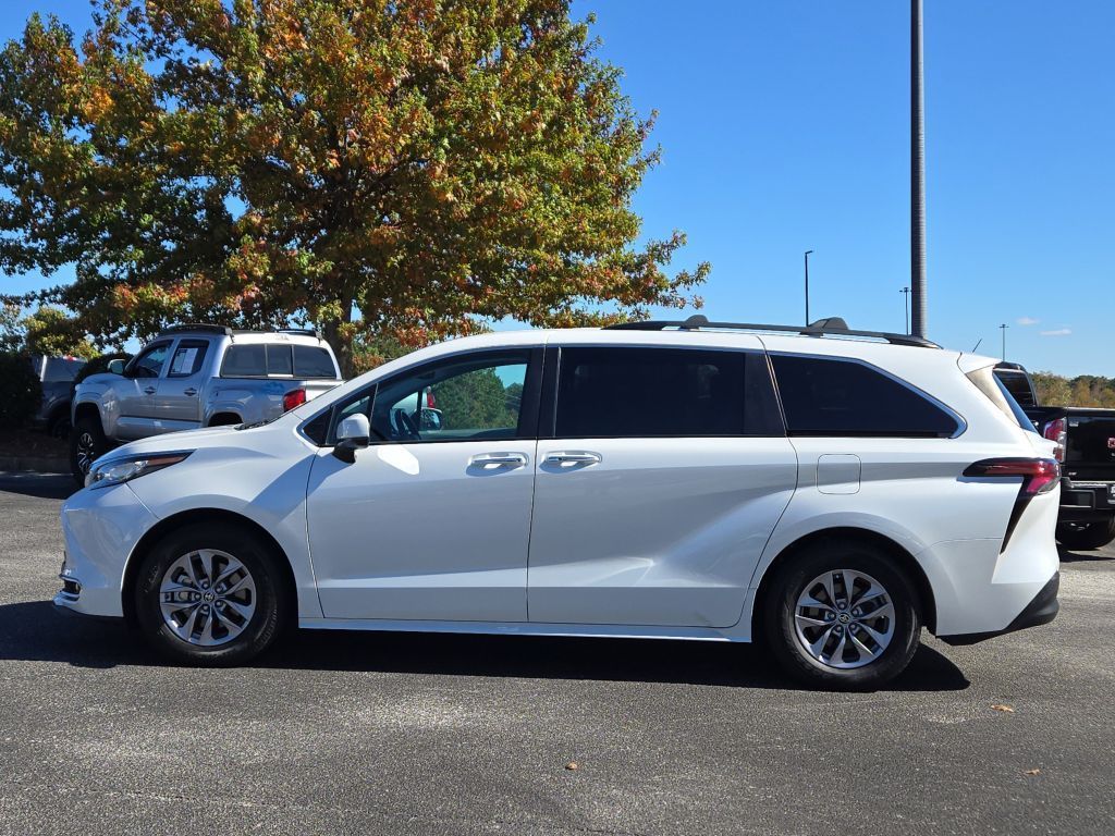2022 Toyota Sienna XLE, 110988, Photo