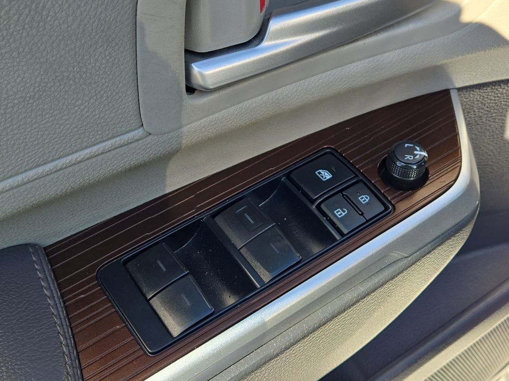 2022 Toyota Sienna XLE, 110988, Photo