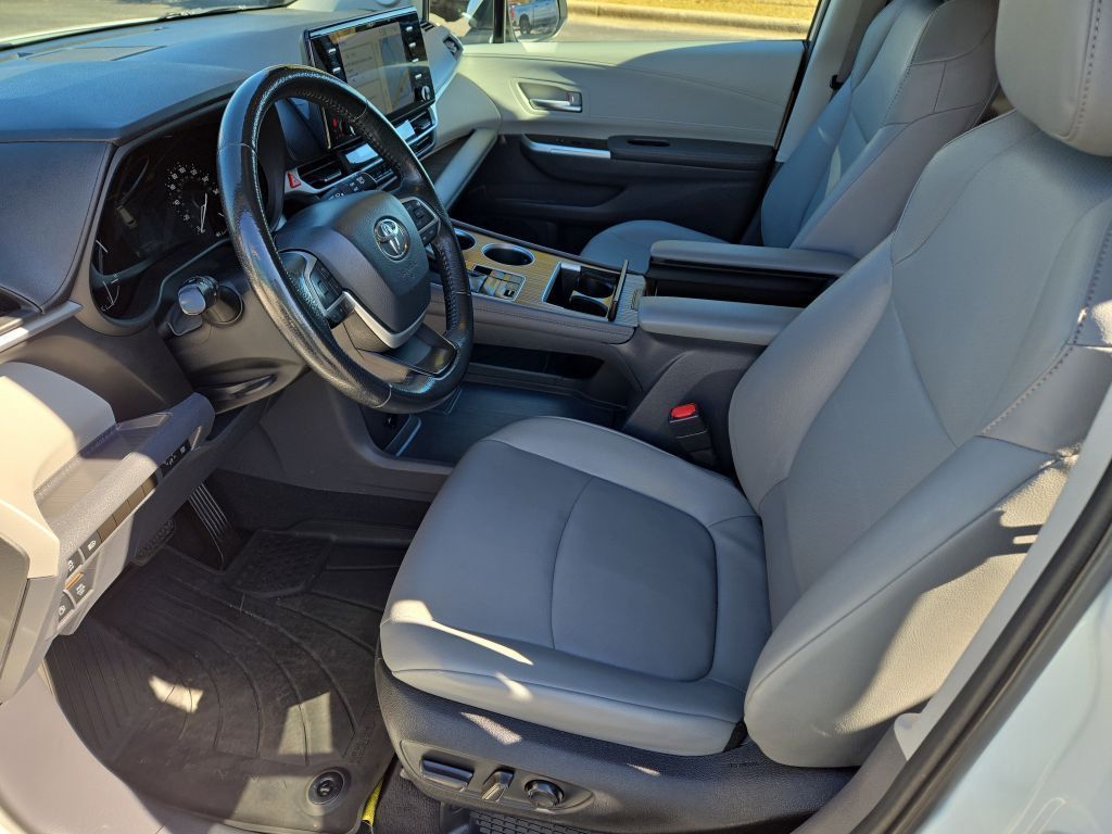 2022 Toyota Sienna XLE, 110988, Photo