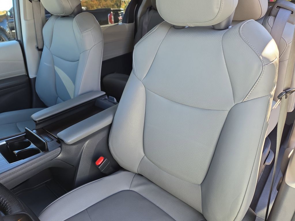 2022 Toyota Sienna XLE, 110988, Photo