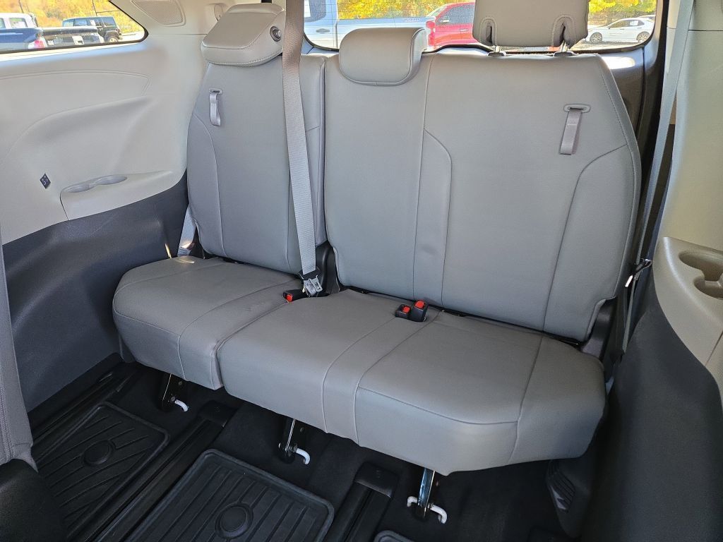 2022 Toyota Sienna XLE, 110988, Photo