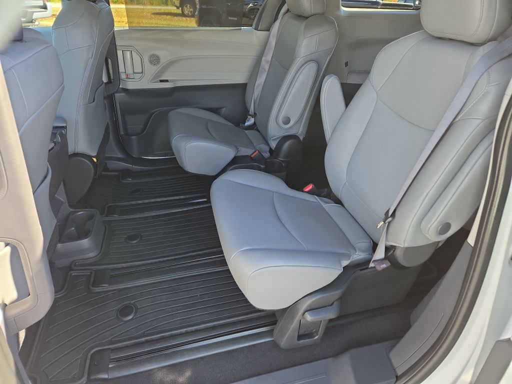 2022 Toyota Sienna XLE, 110988, Photo