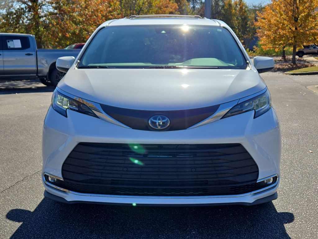 2022 Toyota Sienna XLE, 110988, Photo