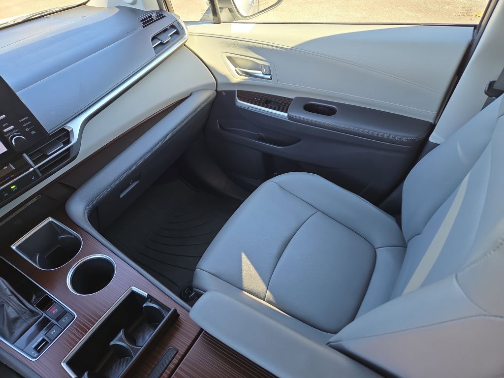 2022 Toyota Sienna XLE, 110988, Photo