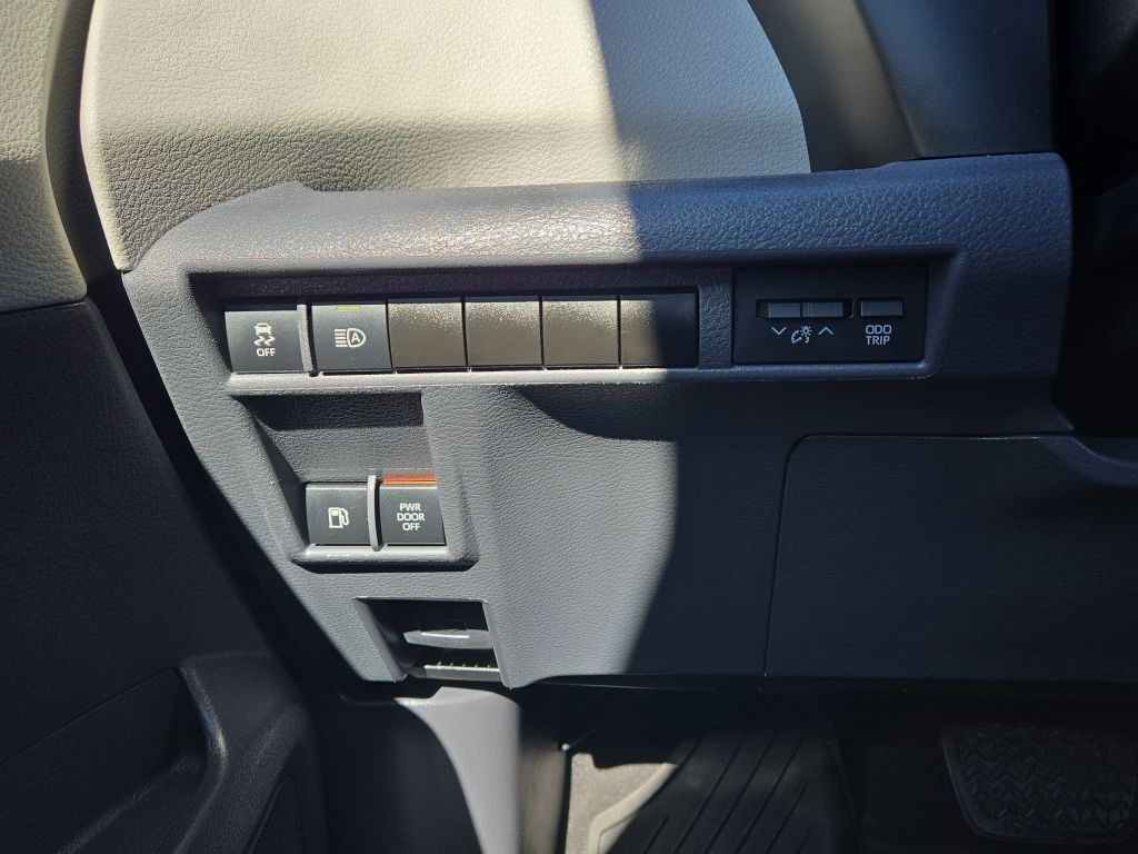 2022 Toyota Sienna XLE, 110988, Photo