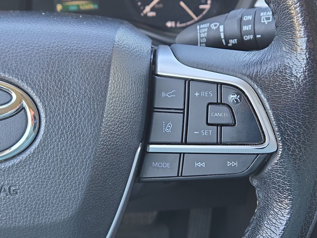 2022 Toyota Sienna XLE, 110988, Photo