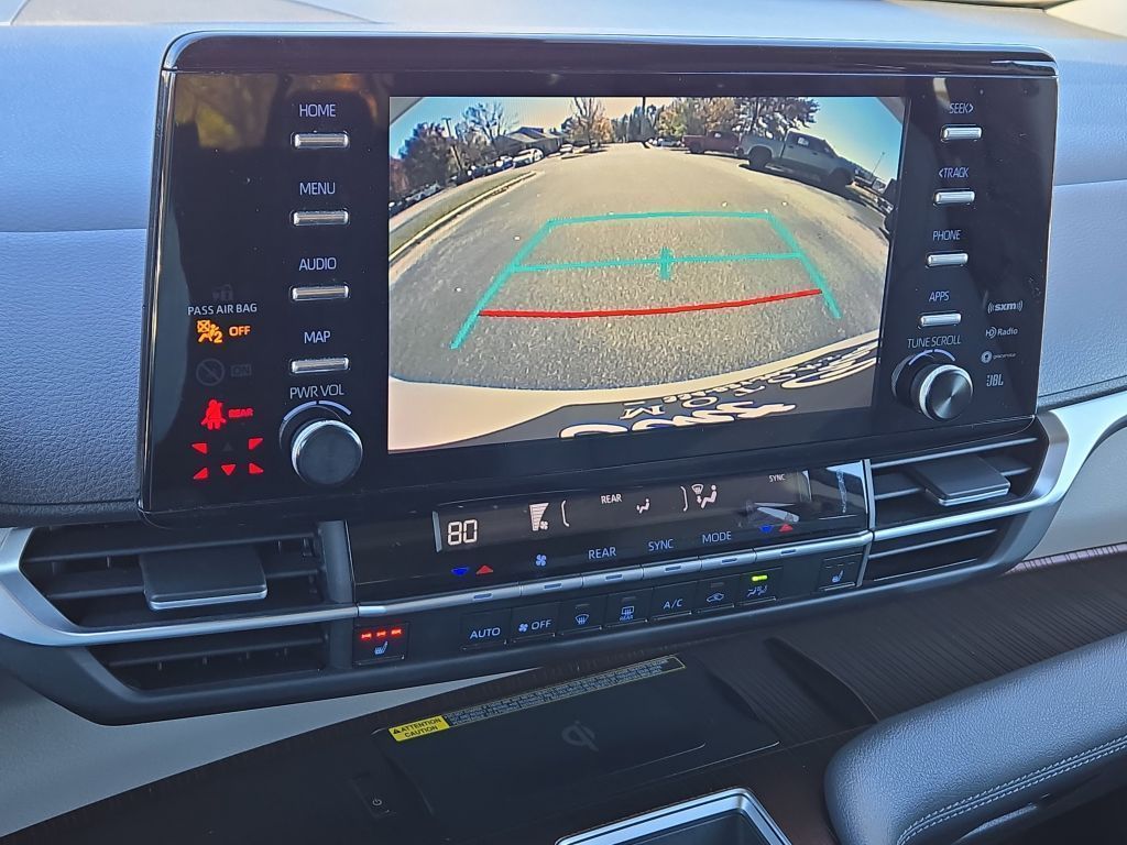 2022 Toyota Sienna XLE, 110988, Photo