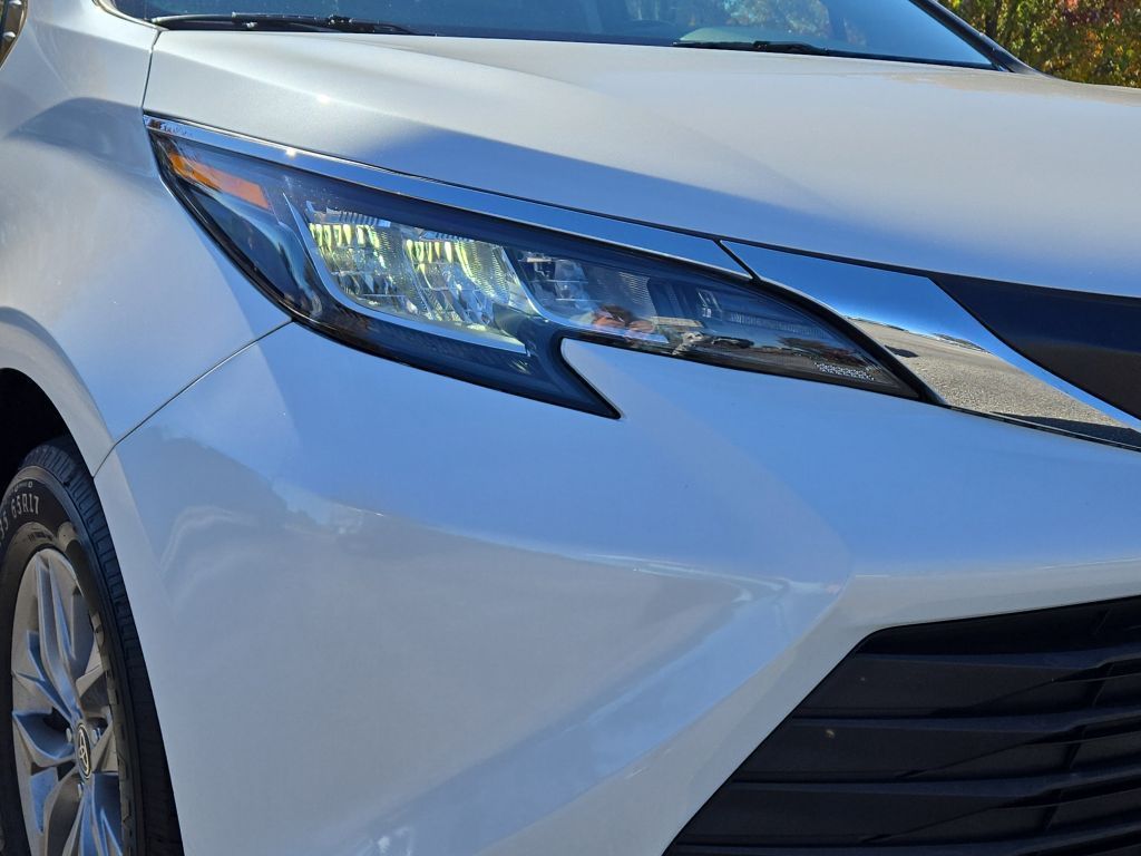 2022 Toyota Sienna XLE, 110988, Photo