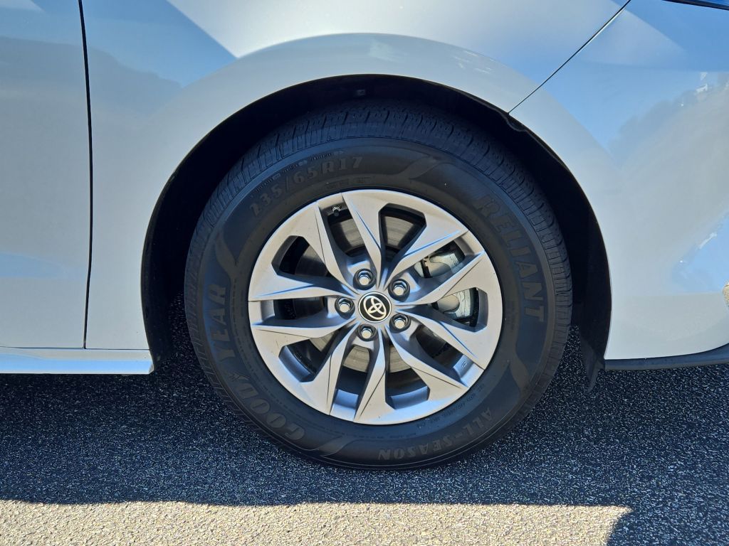 2022 Toyota Sienna XLE, 110988, Photo