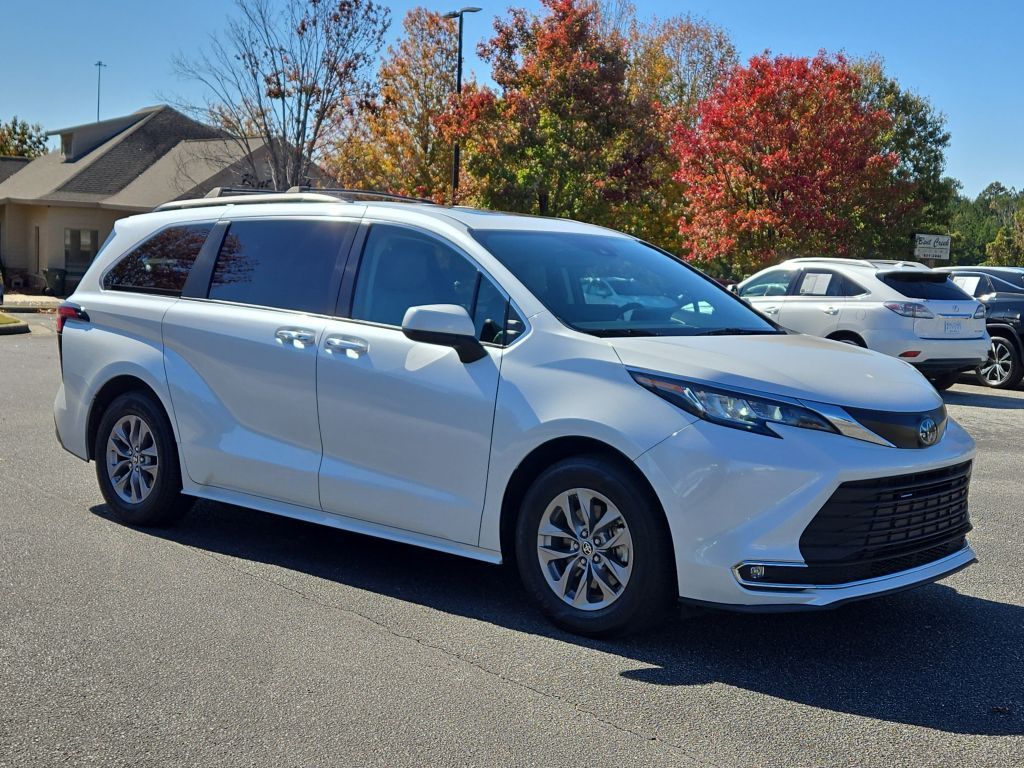 2022 Toyota Sienna XLE, 110988, Photo