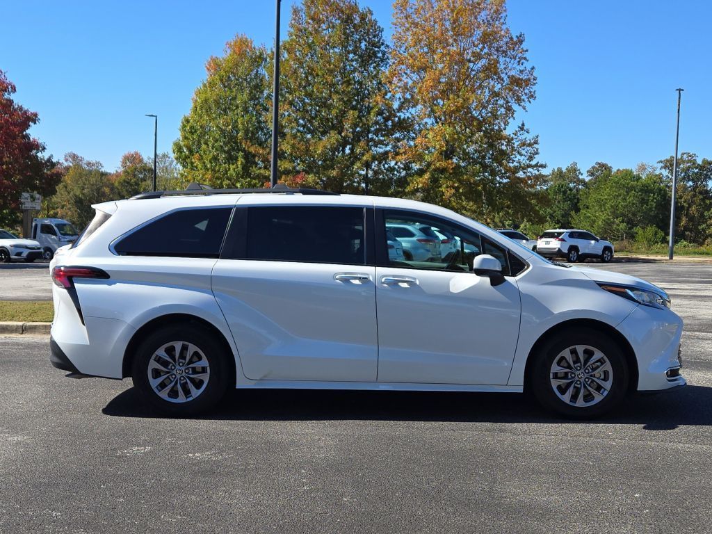 2022 Toyota Sienna XLE, 110988, Photo