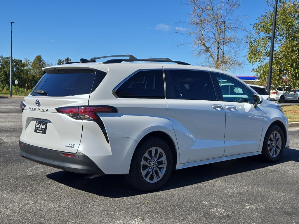 2022 Toyota Sienna XLE, 110988, Photo