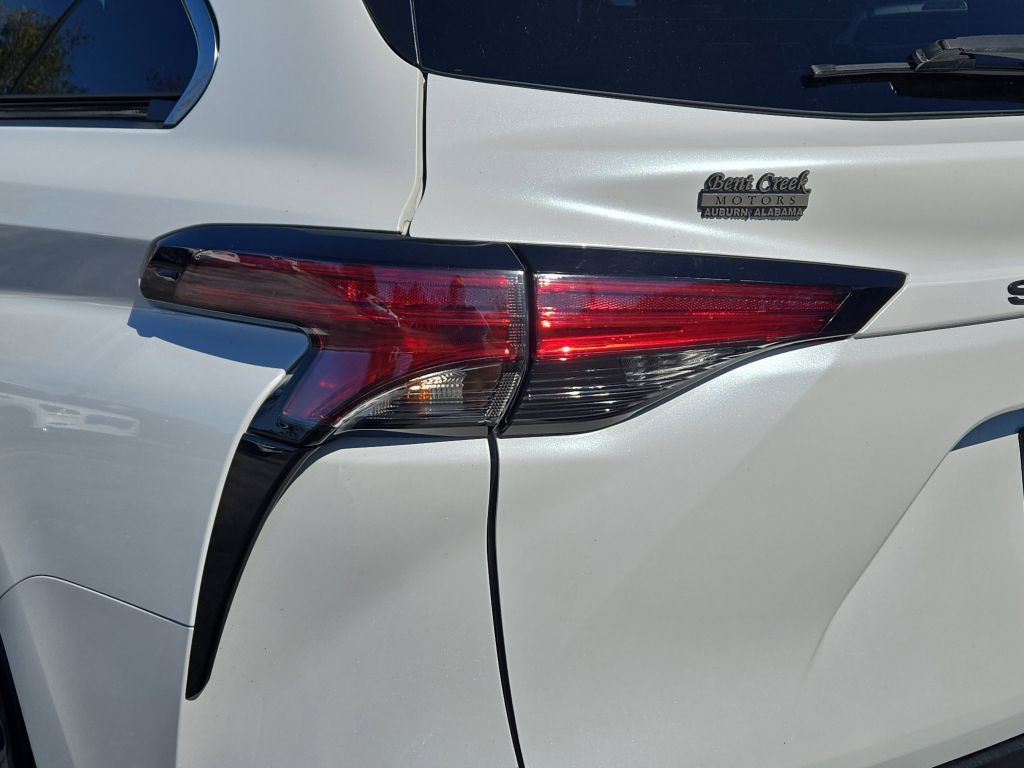 2022 Toyota Sienna XLE, 110988, Photo