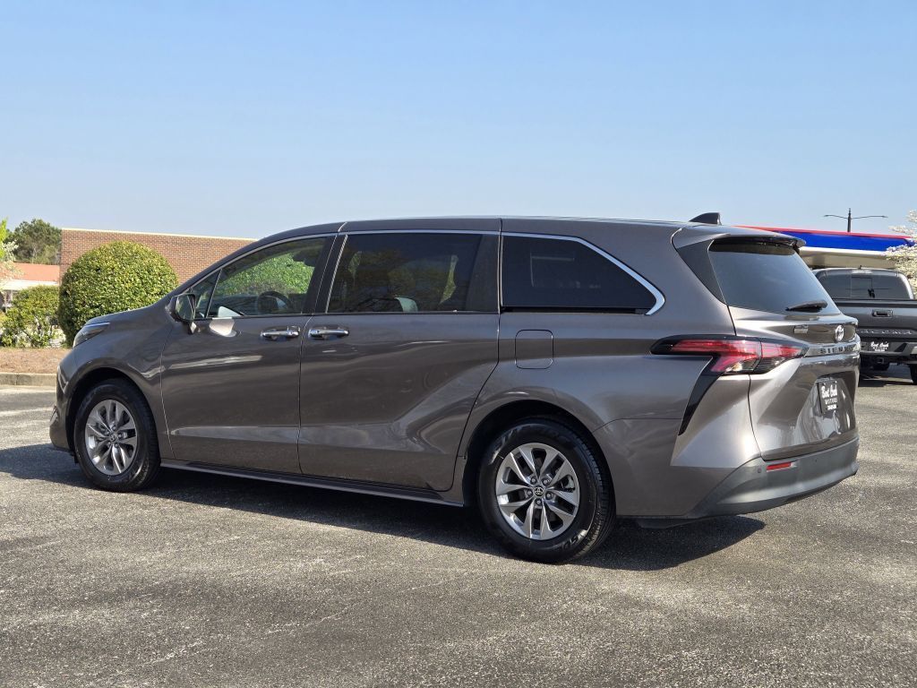 2022 Toyota Sienna XLE, 129958, Photo