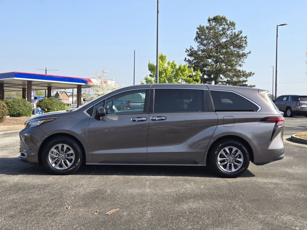 2022 Toyota Sienna XLE, 129958, Photo