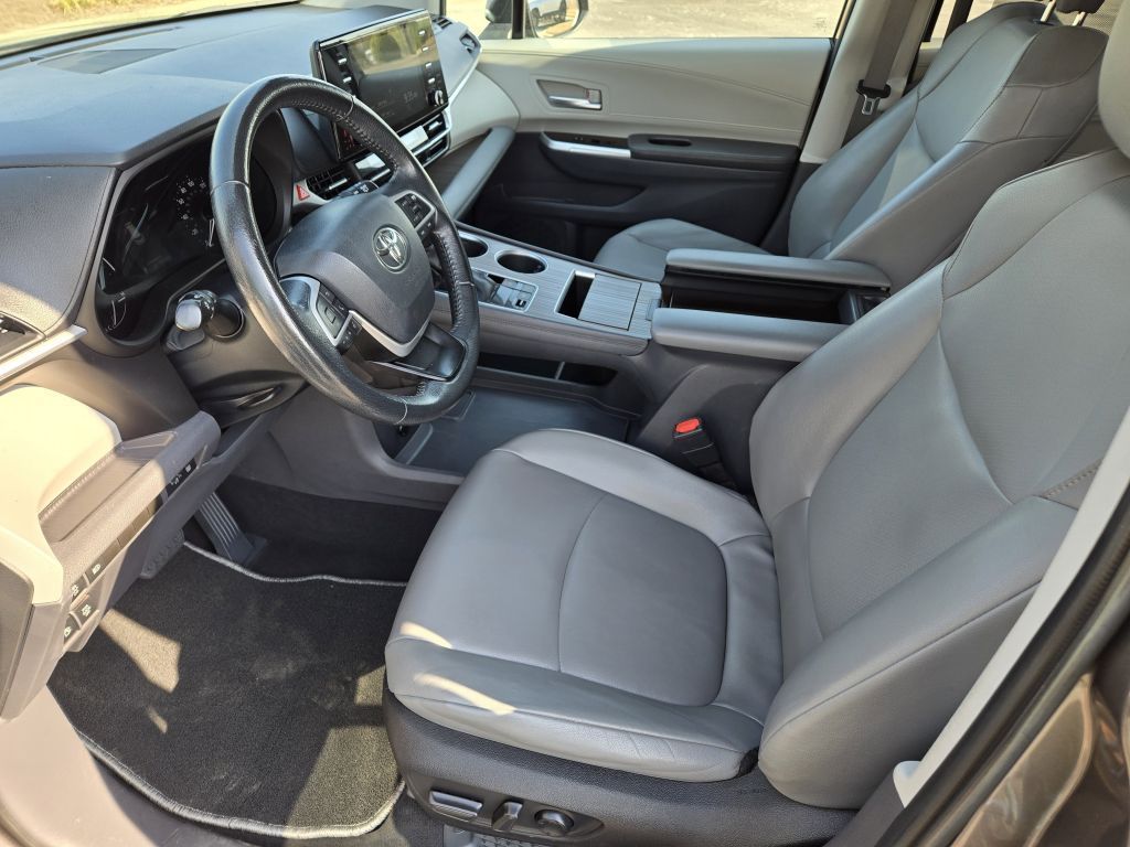 2022 Toyota Sienna XLE, 129958, Photo