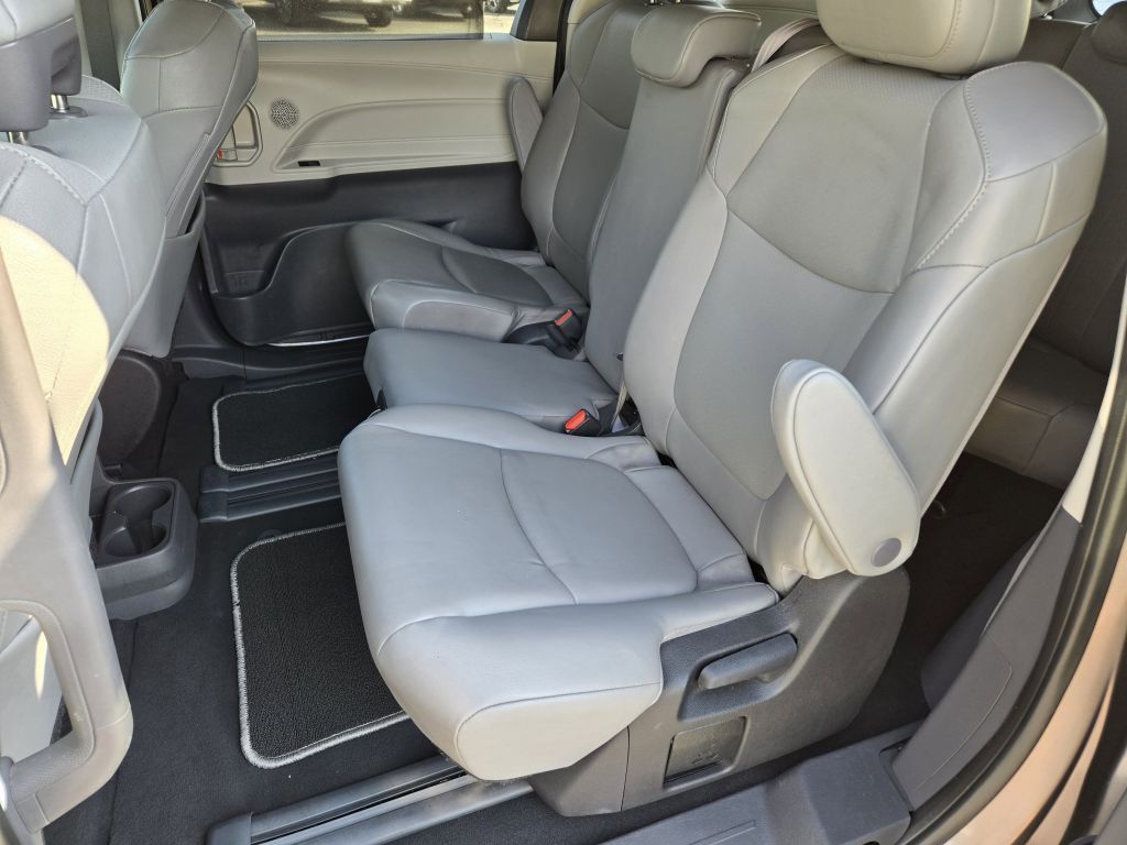 2022 Toyota Sienna XLE, 129958, Photo