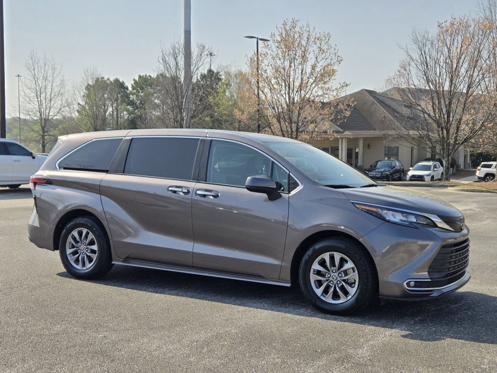 2022 Toyota Sienna XLE, 129958, Photo