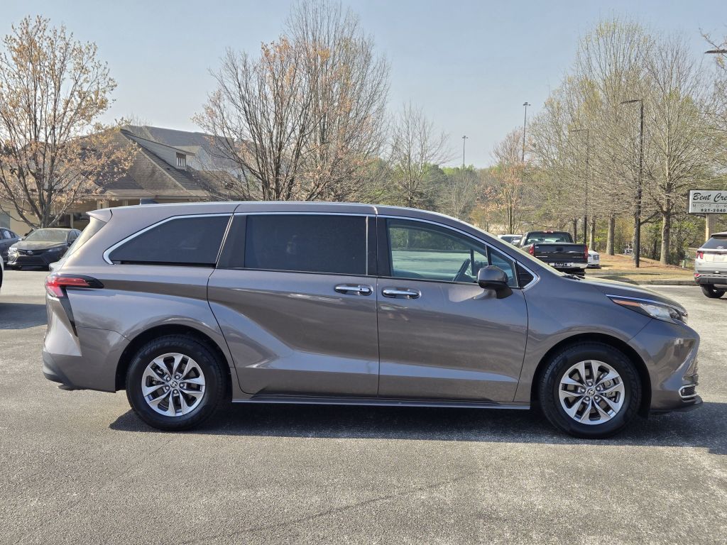 2022 Toyota Sienna XLE, 129958, Photo
