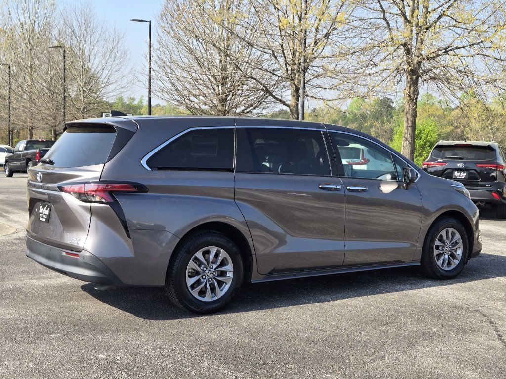 2022 Toyota Sienna XLE, 129958, Photo