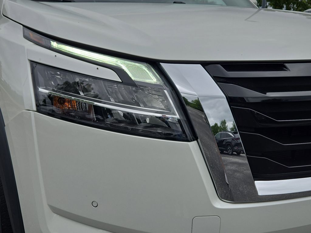 2023 Nissan Pathfinder SL photo 2